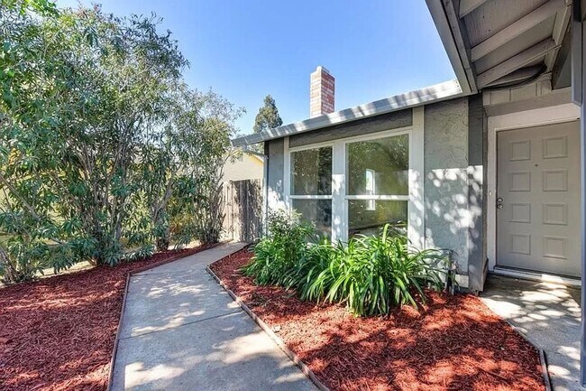 Building Photo - Beautiful 4 Bedroom, 2 Bath Sacramento Hom...