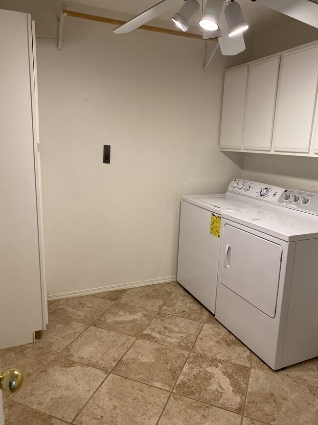 Laundry Room - 911 W Madera Ln