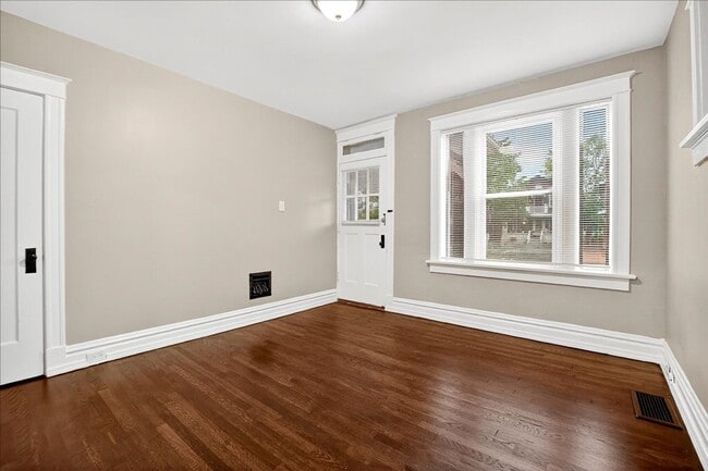 Building Photo - Sh'Cuuute!