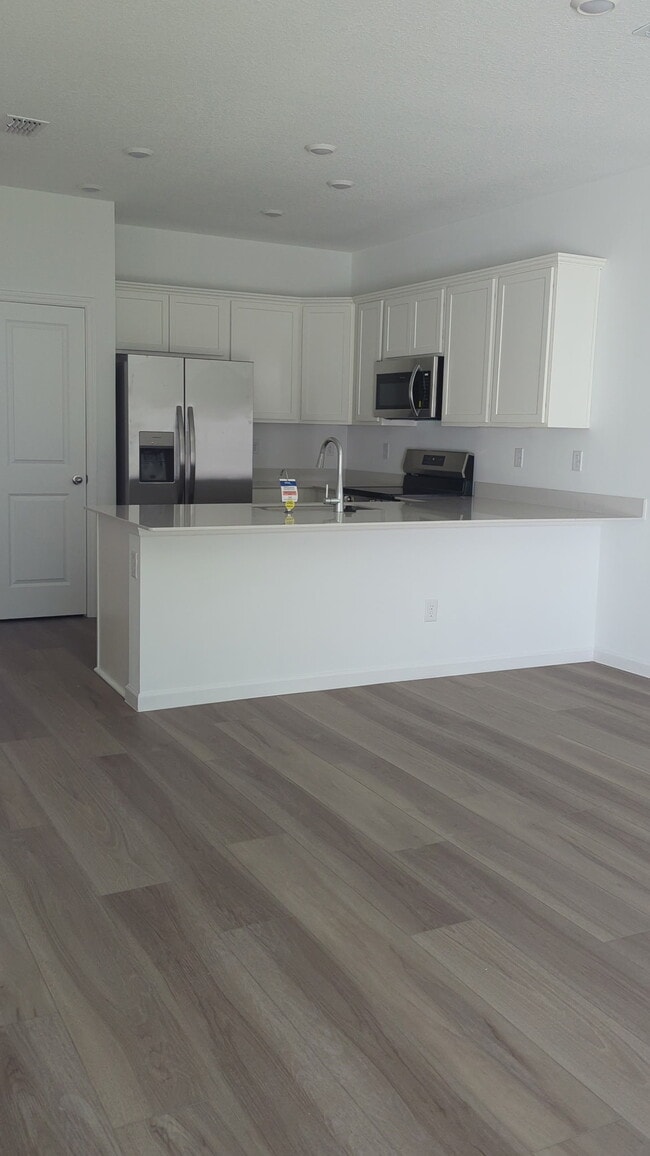 Building Photo - 550 Holly Lakes Dr