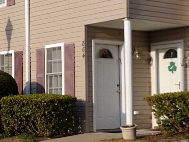 Building Photo - 864 Verona Dr
