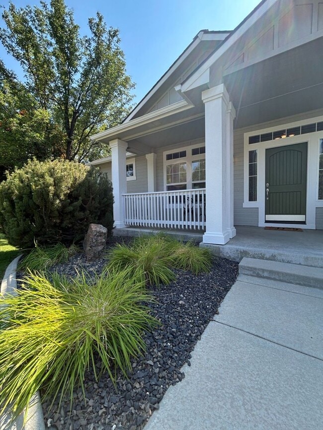 Building Photo - Impressive Home w/ 6 Bedrooms, Full Finish...