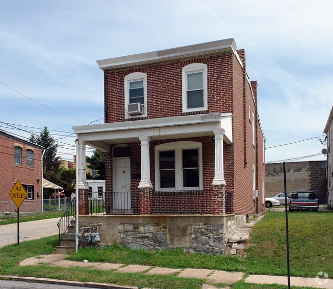 Photo of 635 - 635 - 637 E Oak St