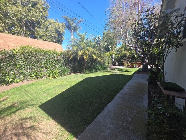 Foto del edificio - Mid-town Ventura 3 Bedroom 2 bath single level home