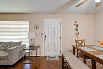 Building Photo - 2121 Fountain View Dr