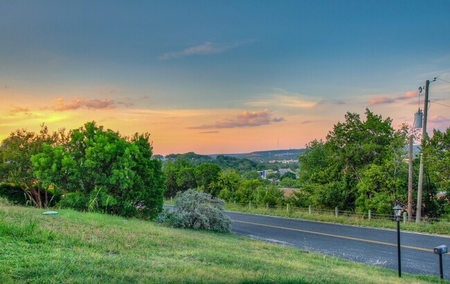 Building Photo - Great Views On Loma Vista!