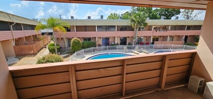 Building Photo - 2511 Country Club Dr