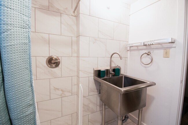 Baño principal en la planta superior - 103 Harrison St