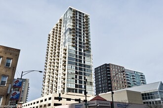 Building Photo - 1212 N La Salle Dr