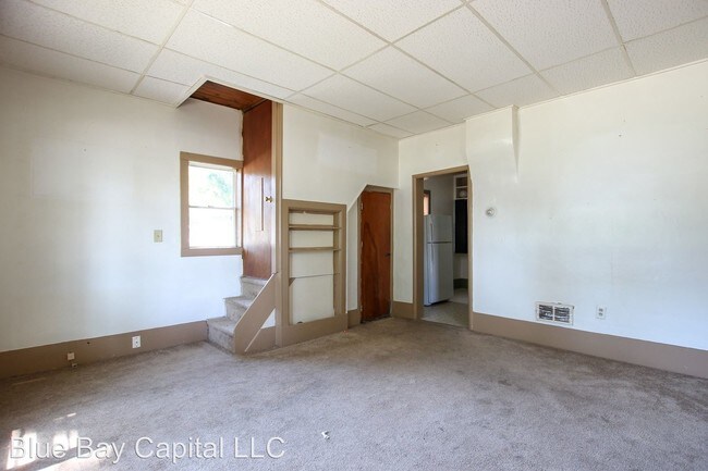 Building Photo - 696 W Forest Ave
