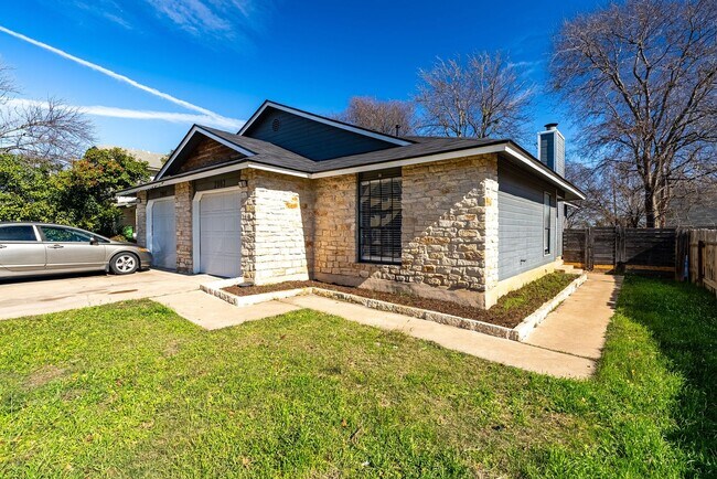 Foto del edificio - Charming 3-Bed Willowbend Home: Fireplace, Stainless Appliances, Garage, and Spacious Backyard!