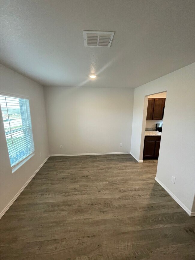 Foto del edificio - *New Year, New Home Special* BRAND NEW Thr...