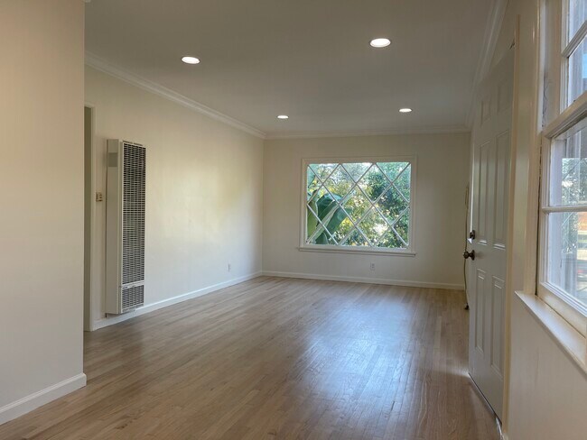 Building Photo - 927 N Harper Ave