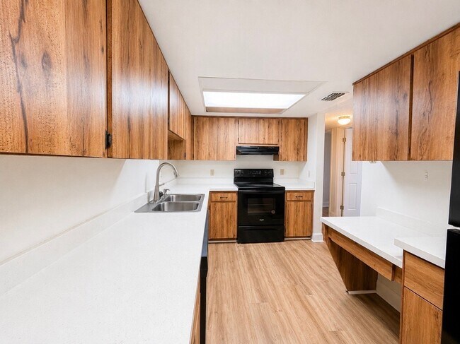 Foto del edificio - 5541 Bay Blvd