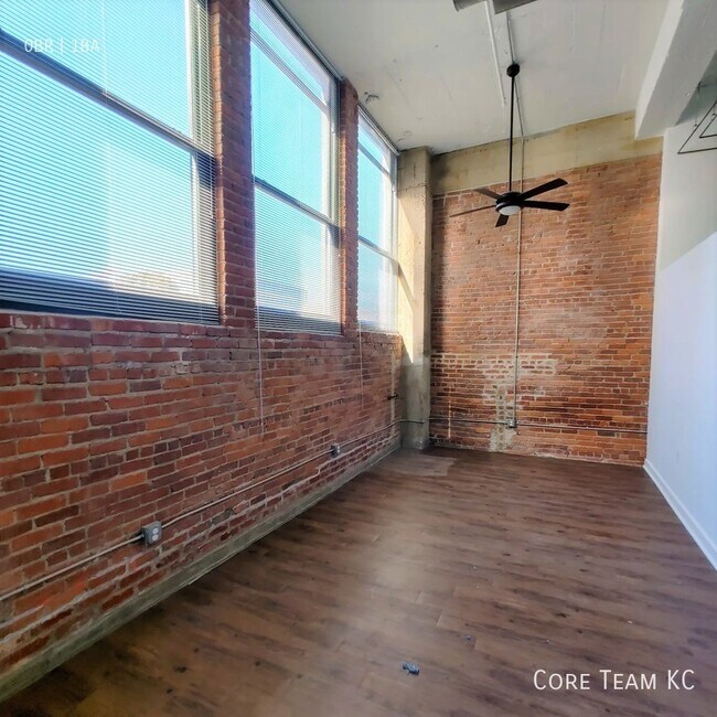 Building Photo - LARGE studio downtown!