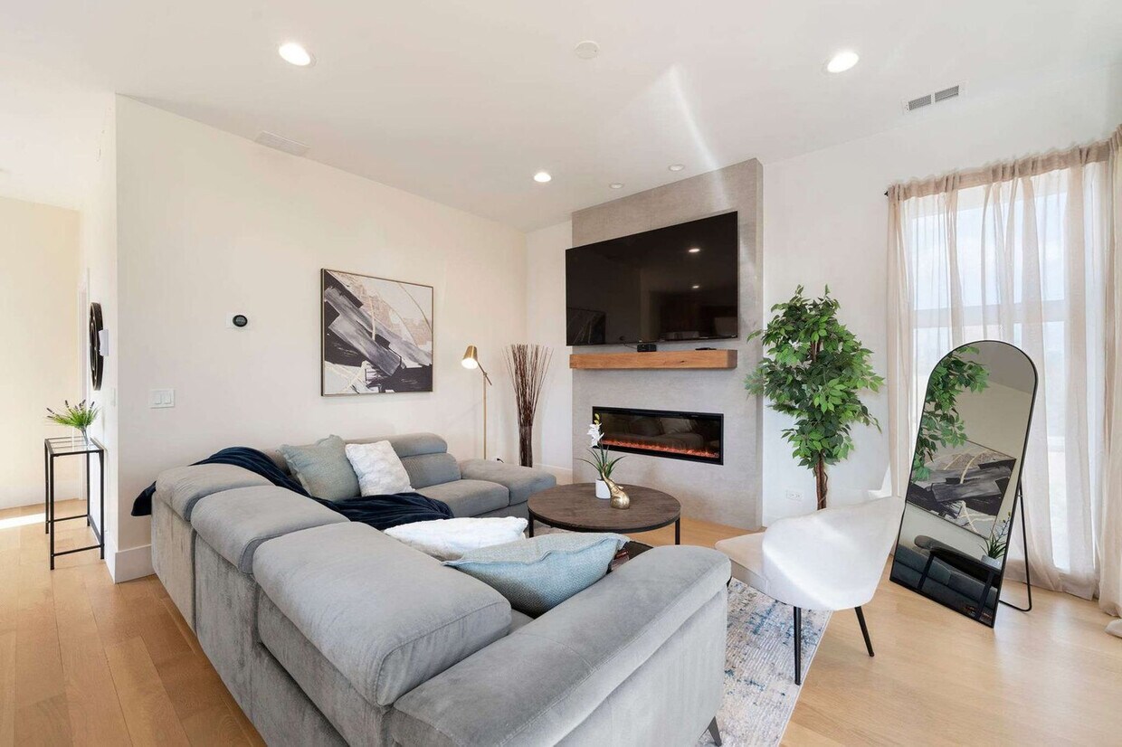 Foto principal - 2110 W Washington Blvd