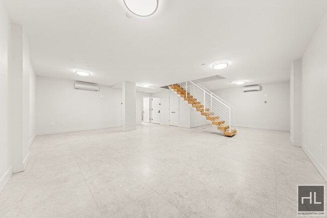 Building Photo - BRUCKNER BOULEVARD