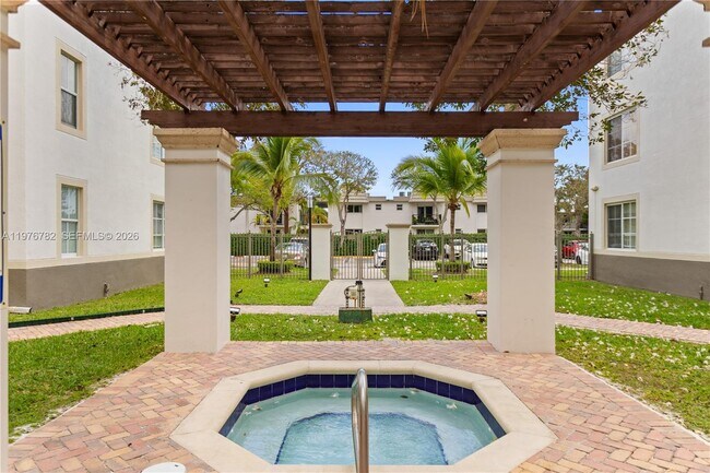 Foto del edificio - 6851 SW 44th St