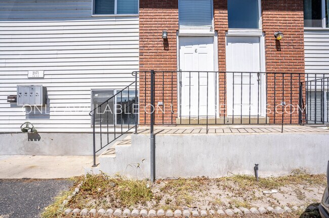 Building Photo - 2071 California Ave