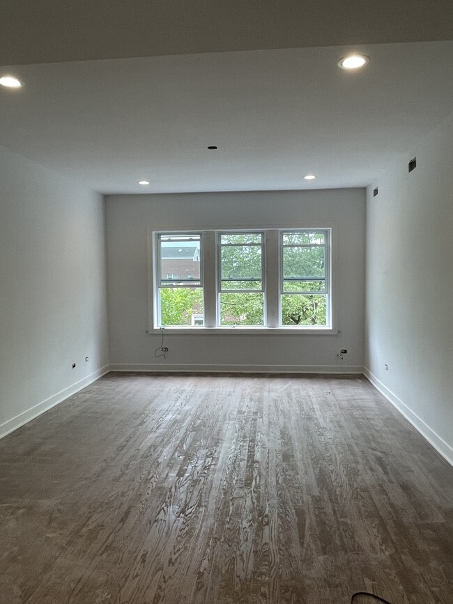 Living Room - 2819 W Cullom Ave