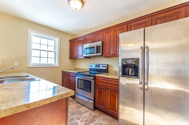 Building Photo - 60 Crescent Ln