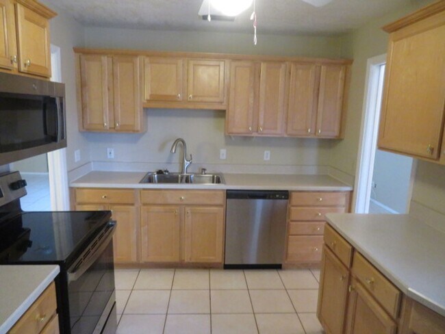 Building Photo - Large 2 bed 2 bath Duplex  In Errol Estate