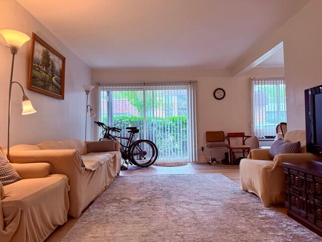 Foto del edificio - 906 E Old Willow Rd
