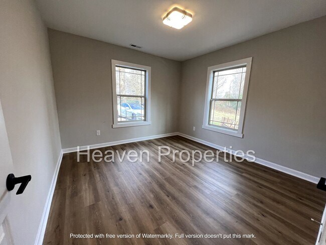 Foto del edificio - 1611 Summerville Rd