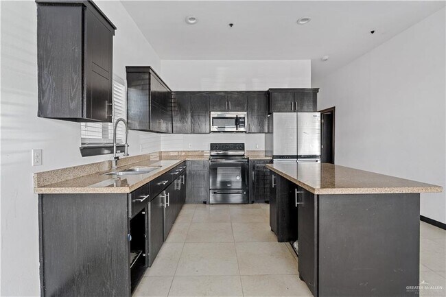 Foto del edificio - 12 Colbath Ave