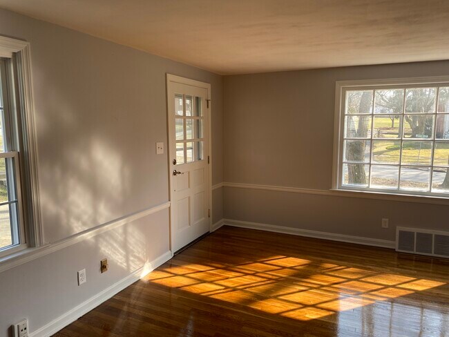 Puerta principal - 2529 Broad Blvd