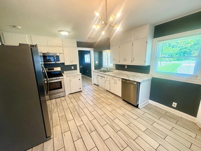 Building Photo - Charming 2 Bed, 1 Bath Home with Private P...