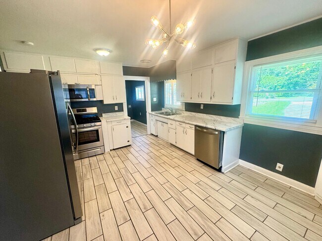 Foto del edificio - Charming 2 Bed, 1 Bath Home with Private P...