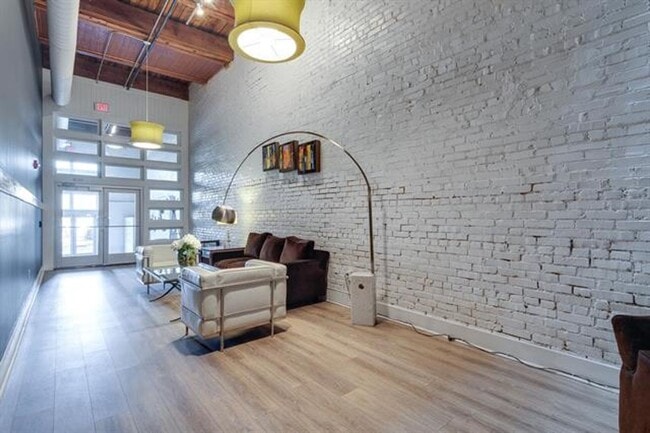 Photo - Amazing 2 bd 2.5 bath 2200 Sq ft breathtak... Apartment