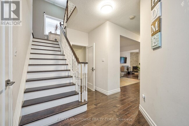 Photo du bâtiment - 2018 Deer Park Rd