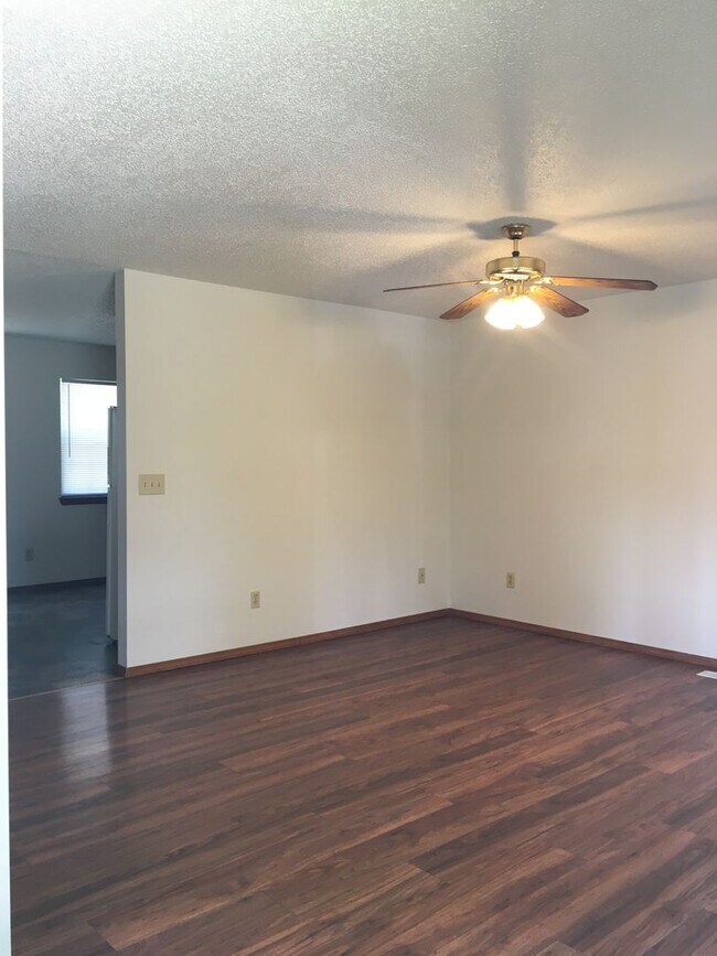 Foto del edificio - 2 Bedroom 1 Bath Duplex.  Great Central Location