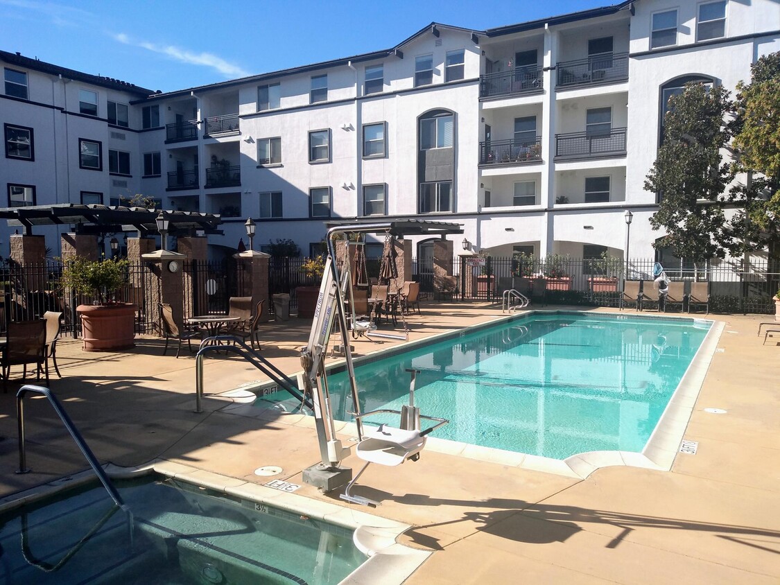 Piscina y patio - Heritage Estates Senior Apartments