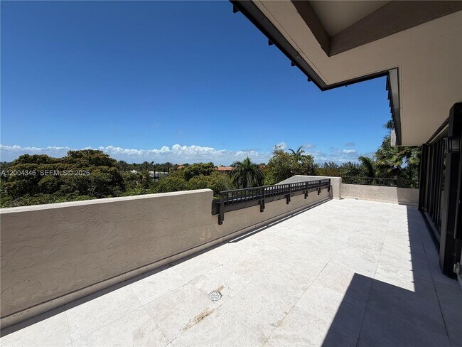 Foto del edificio - 151 Crandon Blvd