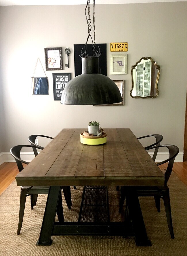 Amplio comedor - 3654 N Janssen Ave