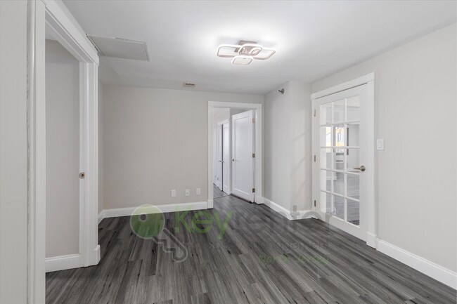 Building Photo - Penthouse Luxury Living with Stunning View...