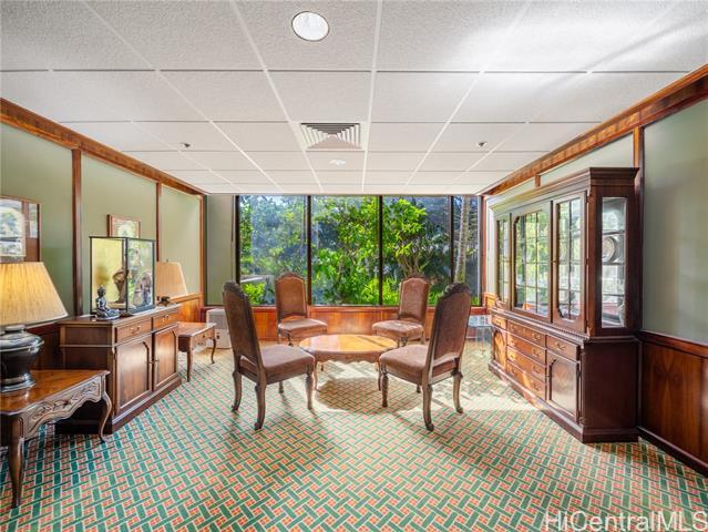 Building Photo - 555 Hahaione St