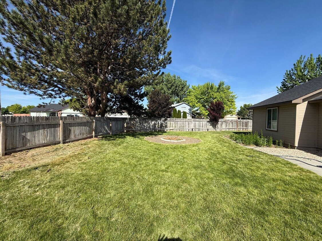 Building Photo - 3521 Evergreen Ave
