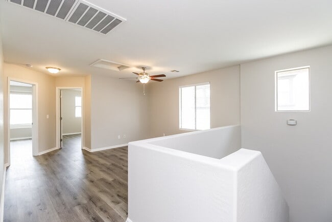 Building Photo - 992 S Hawk Ln