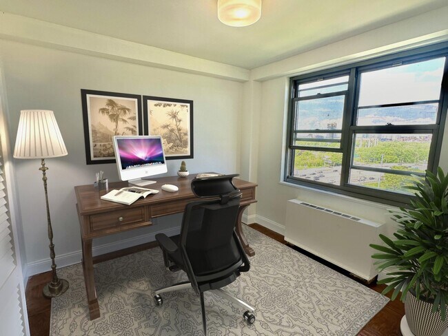 Foto del edificio - 61-20 Grand Central Pkwy