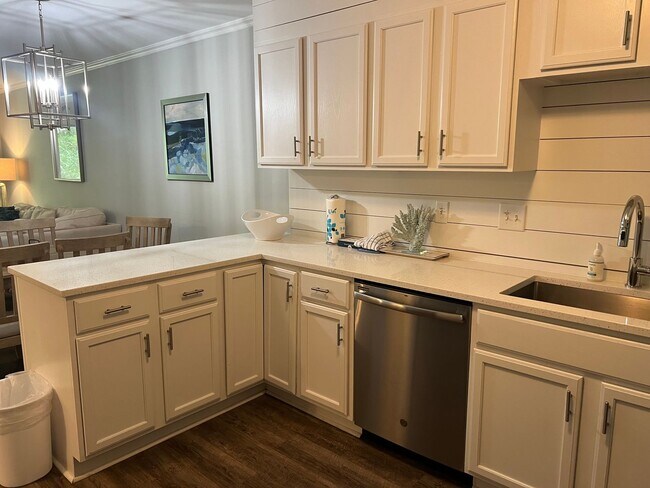 Building Photo - Walk to the Beach! Beautifully Remodeled/Furnished Fiddler's Cove