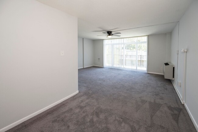 Building Photo - Creswood Apartments- Come home to Convenience!