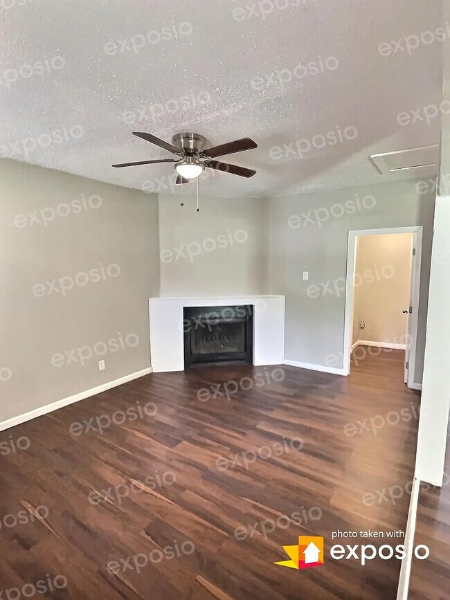 Foto del edificio - Room in House on Jeb Stuart Dr