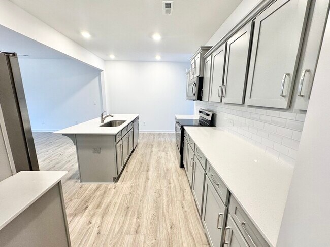 Foto del edificio - Spacious three bedroom 2 1/2 bathroom with large loft area - SPRING SPECIAL