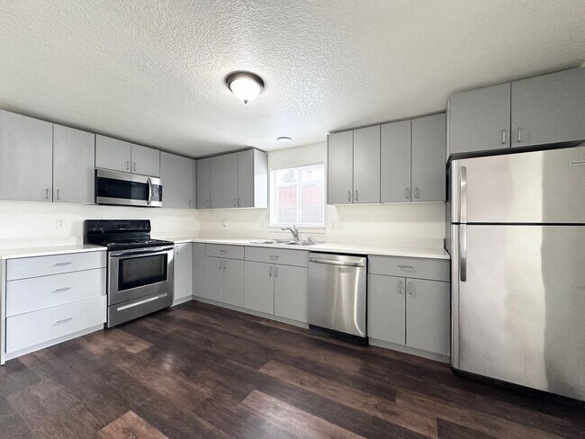 Building Photo - Wonderful property with brand new finishes...