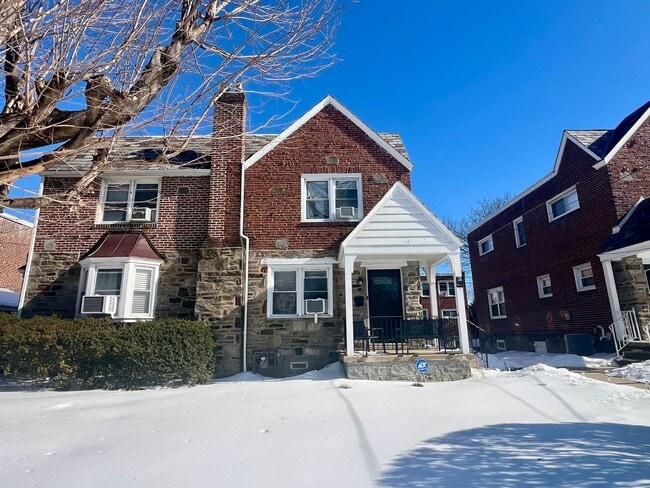 Stunning 3-Bed Twin Home in Lansdowne! Available May 1st! - Stunning 3-Bed Twin Home in Lansdowne! Available May 1st!