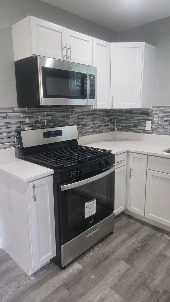 Building Photo - Beautifully rehabbed home